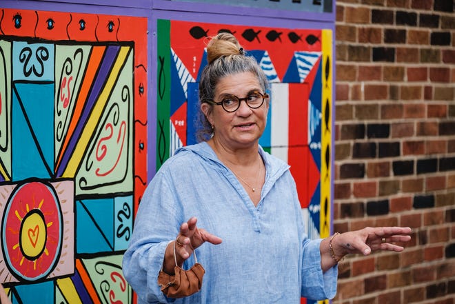 Kathi Tustin, artista principal del mural Brighter Together, habla durante la ceremonia de reconocimiento del miércoles en el centro de Nueva Filadelfia. También marcó el primer día del Mes de la Herencia Hispana.