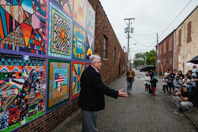 El alcalde Joel Day se dirige a los asistentes al reconocimiento del mural Brighter Together el miércoles en el centro de Nueva Filadelfia. También marcó el primer día del Mes de la Herencia Hispana.