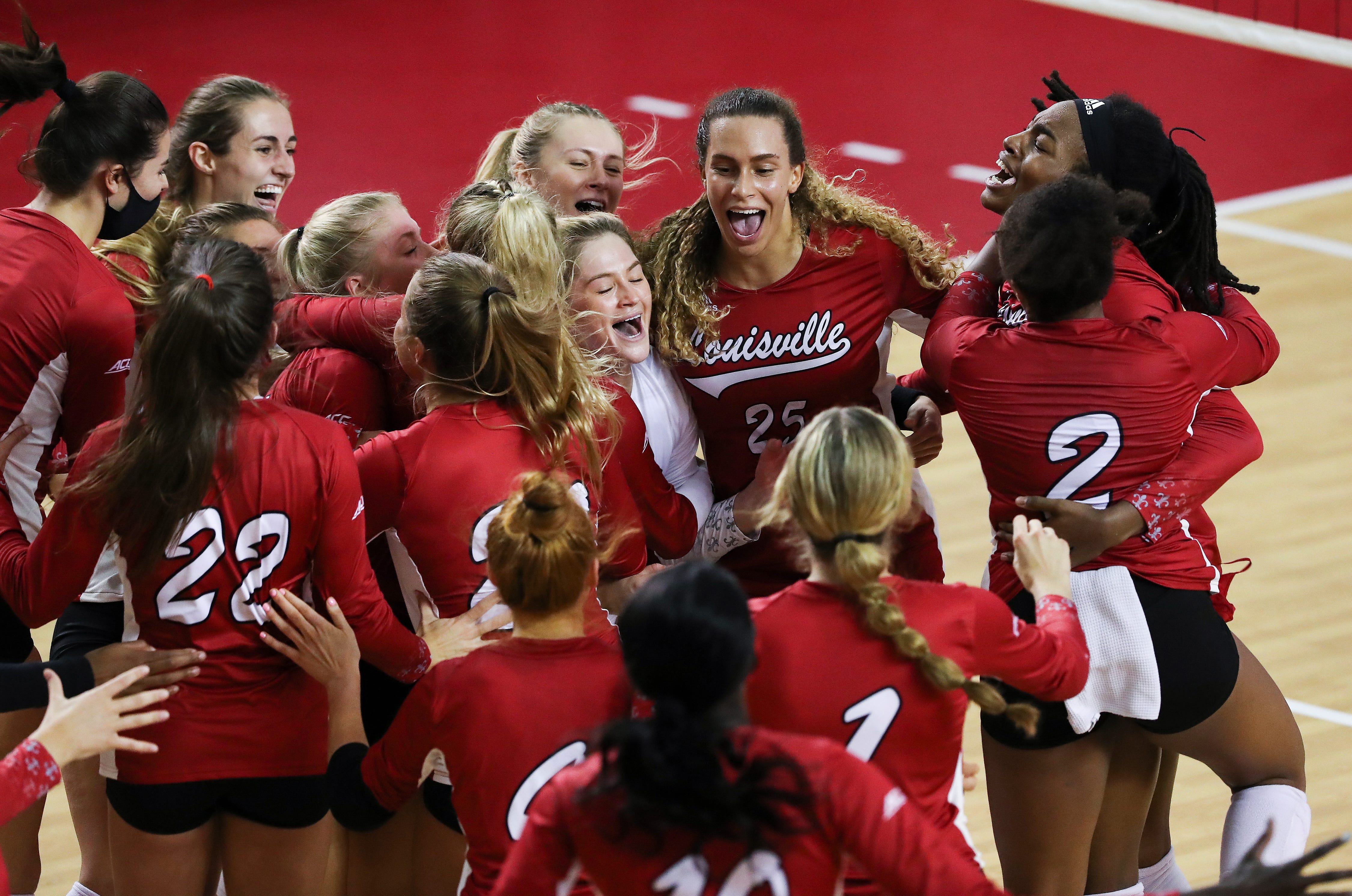 Louisville volleyball stays undefeated, beats NCAA champion Kentucky