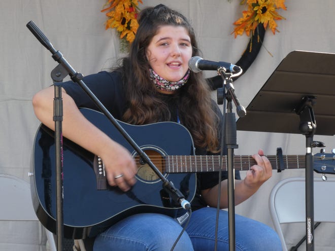Shelby Knipp of Pioneer Performing Arts performs on the main stage at the 2021 Crestline Harvest Festival.