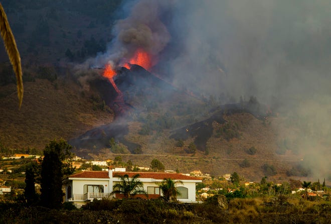 La lava fluye de una erupción volcánica en la isla de La Palma en las Islas Canarias, España, el domingo 19 de septiembre de 2021.