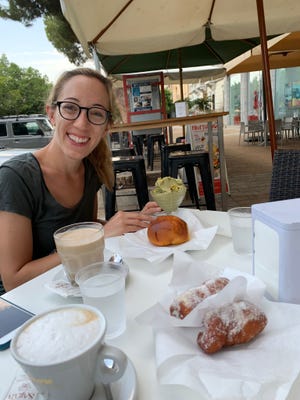 Η Francesca Bruzzese απολαμβάνει ένα σικελικό πρωινό με μπριός που ονομάζεται il tuppo και Granita, ένα παγωμένο κέρασμα.