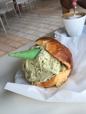 Το παγωτό και τα αρτοσκευάσματα δημιουργούν ένα απολαυστικό σικελικό πρωινό.