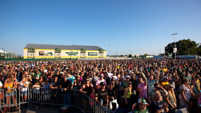 Jake Owen Surprises Couple Who Got Engaged During His Lambeau Concert Jake Owen Surprises Couple Who Got Engaged During His Lambeau Concert