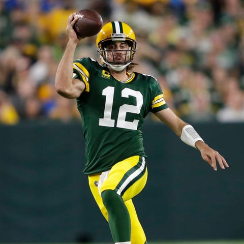 Green Bay Packers quarterback Aaron Rodgers (12) l