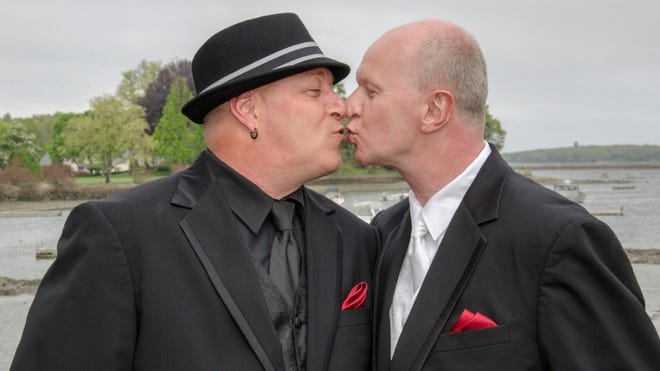 Servillo arranjou um casamento para os noivos, Brad e Ron.