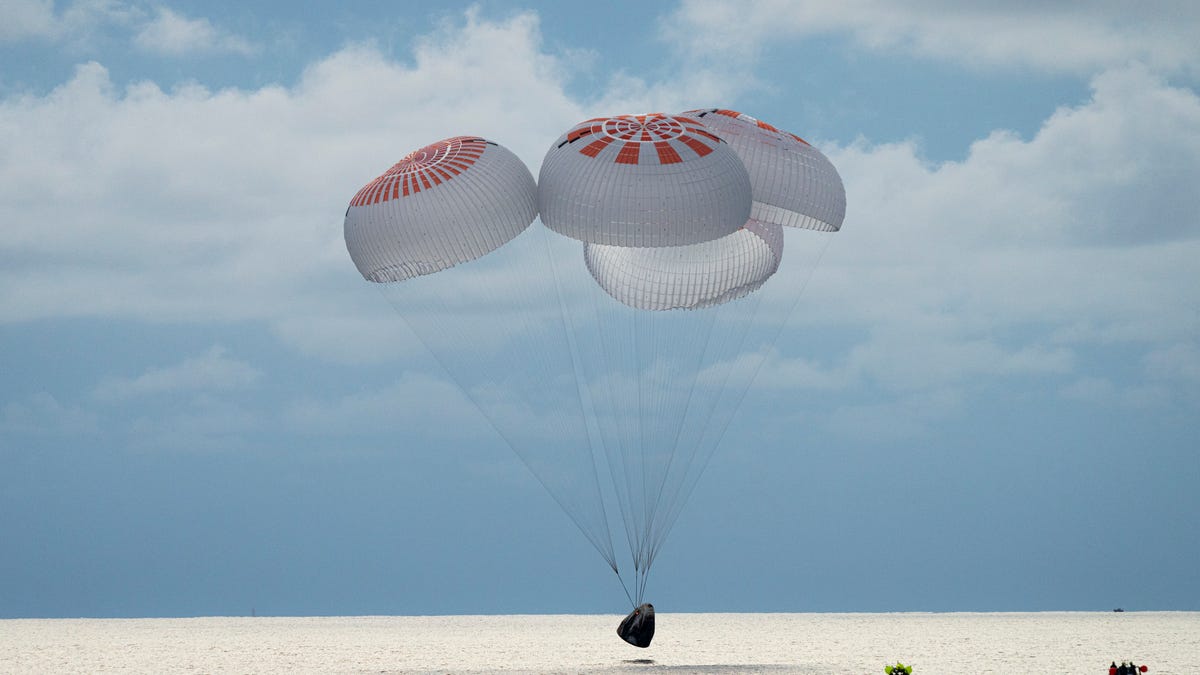 Nasa.  SpaceX indaga sull’apertura ritardata del paracadute su Dragon