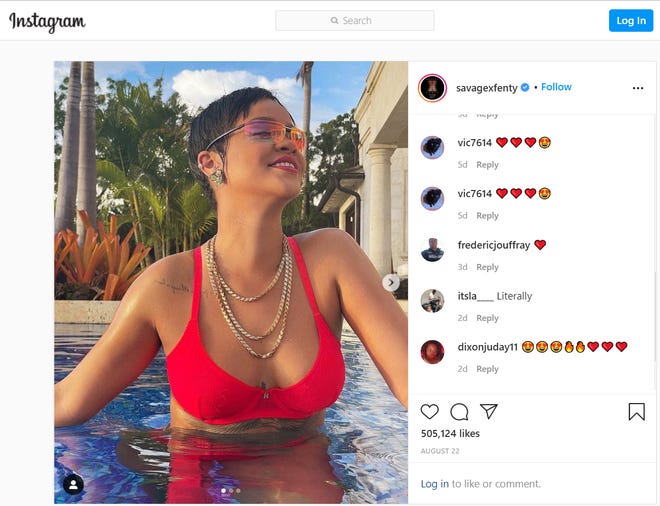 Rihanna memakai kacamata hitam Chanel vintage (foto) yang dibeli dari Vintage oleh Misty di Scottsdale. Dia telah difoto memakainya pada beberapa kesempatan.