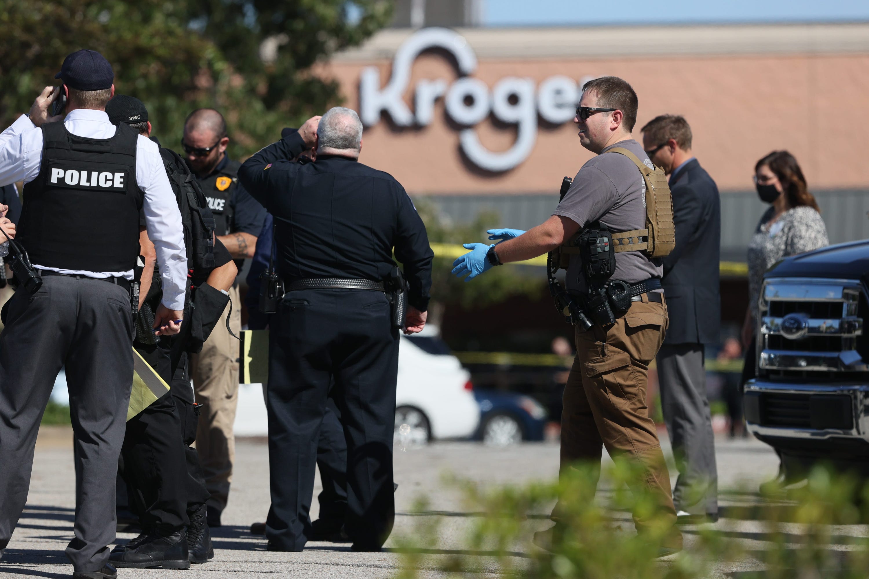 Kroger Shooting 12 Injured 2 Dead In Shooting At Grocery Store In