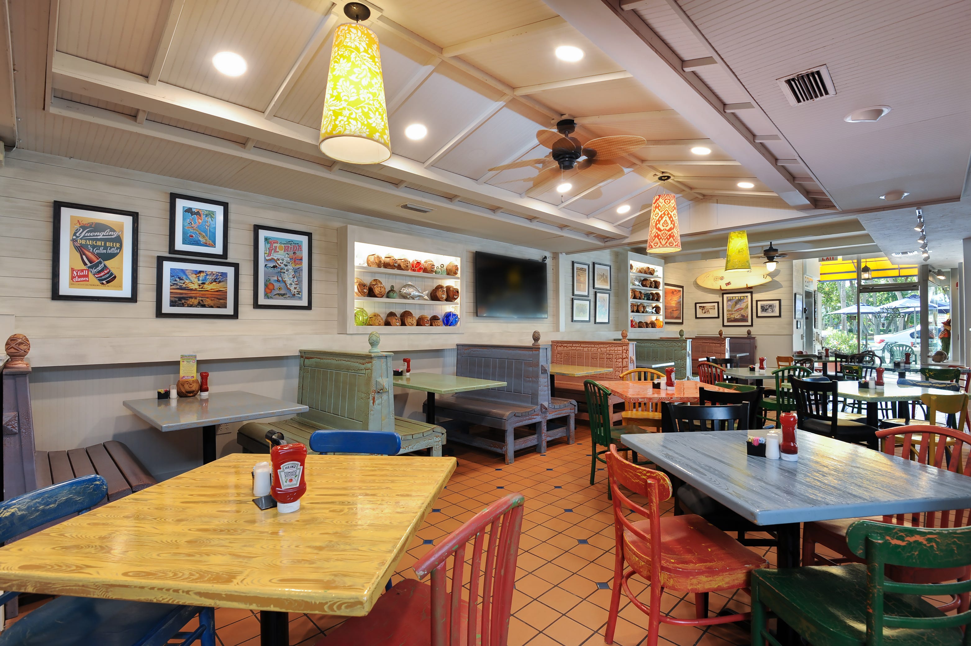 Florida restaurant reviews Cha Cha Coconuts in Sarasota; Caddy’s Bradenton