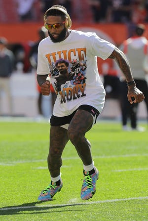 Cleveland Browns receiver Odell Beckham Jr. warms up in a Jarvis Landry shirt before the game against the Chicago Bears on Sunday, Sept. 26, 2021 in Cleveland, Ohio, at FirstEnergy Stadium.  [Phil Masturzo/ Beacon Journal] 
