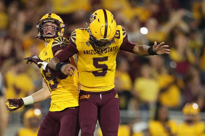 TEMPE, ARIZONA - 25 SEPTEMBER: Wide receiver Ricky Pearsall #19 dan quarterback Jayden Daniels #5 dari Arizona State Sun Devils merayakan setelah mencetak touchdown melawan Colorado Buffaloes selama paruh kedua pertandingan NCAAF di Sun Devil Stadium pada 25 September, 2021 di Tempe, Arizona. (Foto oleh Christian Petersen/Getty Images)