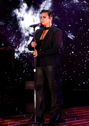 Seinneann Demi Lovato ar an stáitse le linn na féile Global Citizen Live 2021 ar 25 Meán Fómhair, 2021 i Los Angeles.