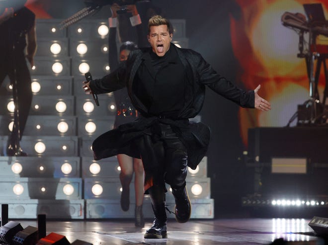 Ricky Martin wore black from head to toe, with a big "R" on the back of her satin dress.