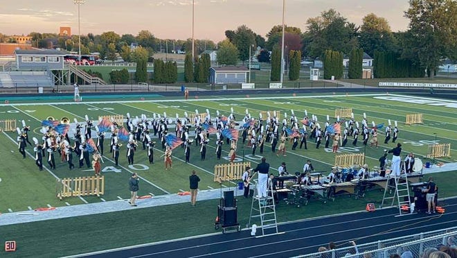 The Galesburg High School Marching Streaks defeated seven other schools Saturday to win the grand champion award at the Geneseo Maple Leaf Classic.