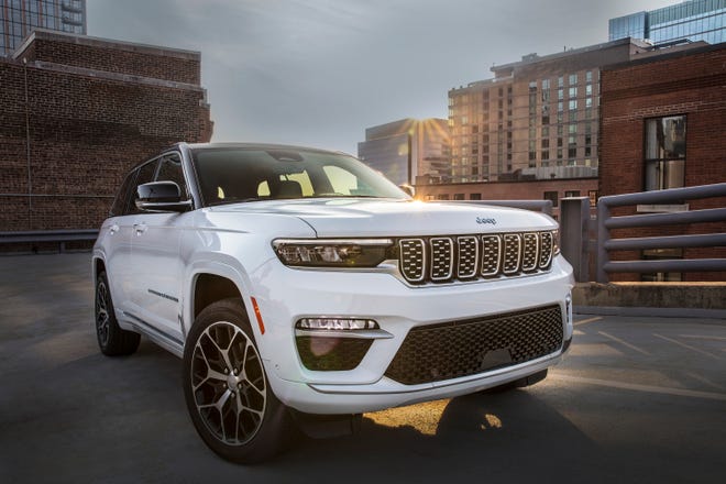 The Grand Cherokee Summit 4xe comes with a 2.0-liter, four-cylinder turbocharged I-4 engine.