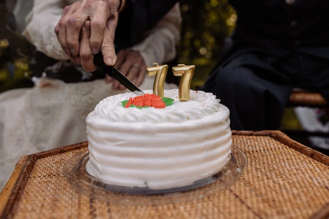 Frankie and Royce King, of Oelwein, cut a cake to celebrate their 77th anniversary.