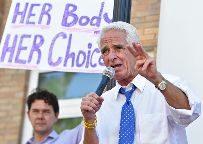Charlie Crist, who is running for governor in 2022, speaks to a crowd in Bradenton following a pro-choice march in October 2021. He promised to uphold the reproductive rights of Florida women.