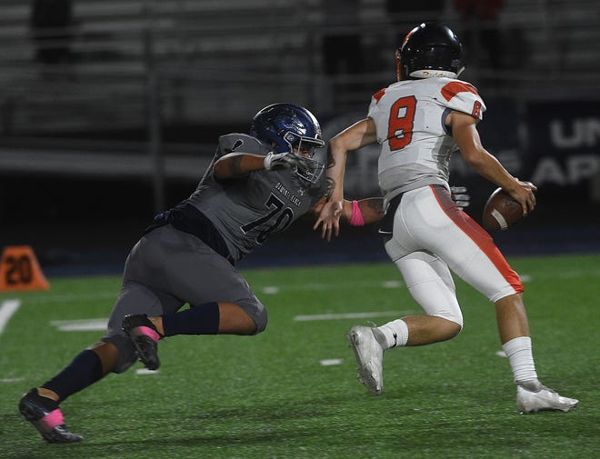 Alex García de Damonte Ranch (70) despidió a Douglas Owen Evans durante el partido de fútbol en Reno el 1 de octubre de 2021.