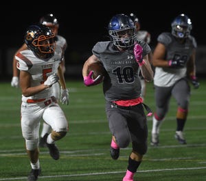 Mason Reasoner de Damonte Ranch corre para aterrizar contra Douglas durante el movimiento Northern 5A de la semana pasada.