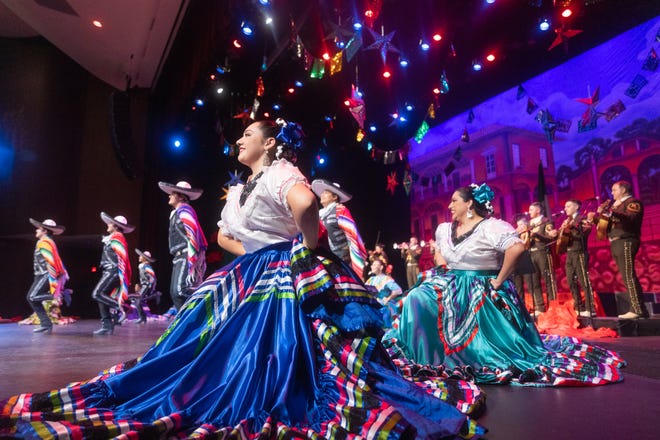 En el 22.° Festival anual Mariachi y Folklórico, los bailarines de ballet folclórico bailan junto a un grupo de mariachis en el Chandler Center for the Arts.