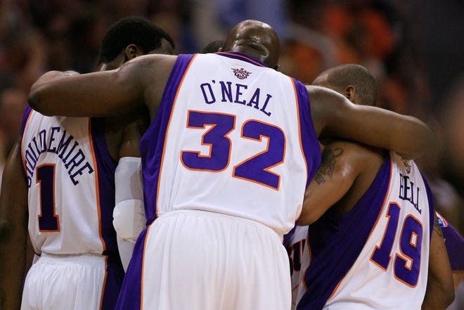 Shaquille O'Neal dalam tim berkumpul dengan rekan setim Suns saat itu Raja Bell dan Amare Stoudemire sebelum pertandingan playoff putaran pertama pada tahun 2008.