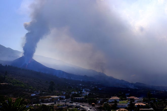 Un volcán entra en erupción cerca de El Paso en las Islas Canarias de La Palma, España.