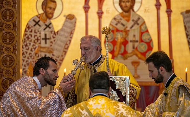 Ο Αρχιεπίσκοπος Ελπιδοφόρος Λαμπρινάδης, Πρόεδρος της Ελληνικής Ορθόδοξης Εκκλησίας στις Ηνωμένες Πολιτείες, πραγματοποιεί λειτουργία την Κυριακή 10 Οκτωβρίου 2021, στην εκκλησία της Αγίας Αικατερίνης στη Νάπολη, κατά την επίσκεψή του στη νοτιοδυτική Φλόριντα.