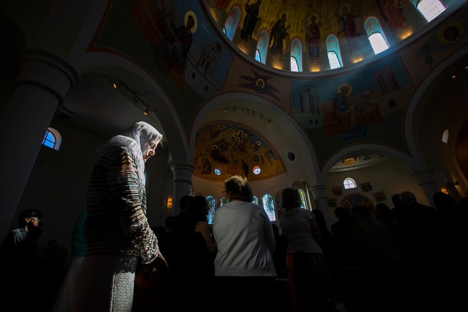 Η Μπιάνκα Συρακούσες σκύβει το κεφάλι κατά τη διάρκεια της λειτουργίας που πραγματοποίησε ο Πρόεδρος της Ελληνικής Ορθόδοξης Εκκλησίας στην Εκκλησία της Αγίας Αικατερίνης, στη Νάπολη, την Κυριακή 10 Οκτωβρίου 2021.  Ο όγδοος Αρχιεπίσκοπος των Ηνωμένων Πολιτειών από την ίδρυση της Ελληνορθόδοξης Αρχιεπισκοπής το 1922 ήταν ο Αρχιεπίσκοπος των Ηνωμένων Πολιτειών Ελπιδοπόρος Λαμπρινίδης.