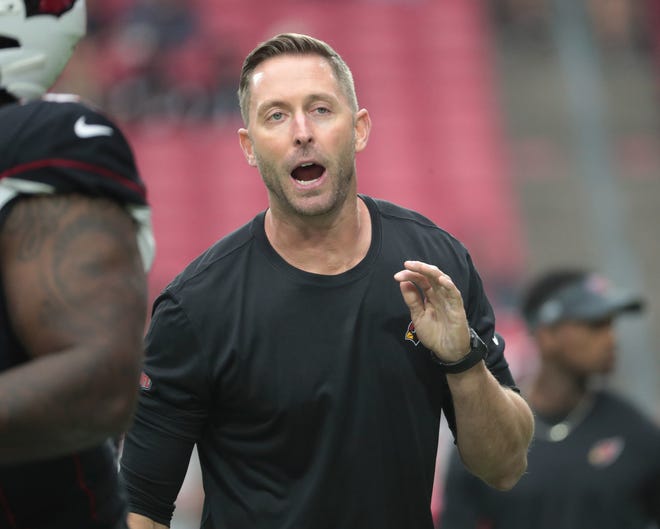 Oct 10, 2021; Glendale, Arizona, USA; Arizona Cardinals head coach Kliff Kingsbury instructs his players before playing against the San Francisco 49ers at State Farm Stadium. Mandatory Credit: Michael Chow-USA TODAY Sports