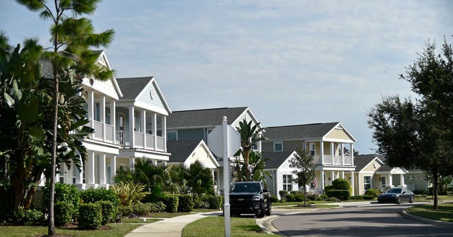 Grand Palm in Venice has numerous preserves and wetlands, and 40 retention ponds. All residences have waterfront views or back onto preserves or green belts. For stretches of several interior roads you don’t see any houses at all.