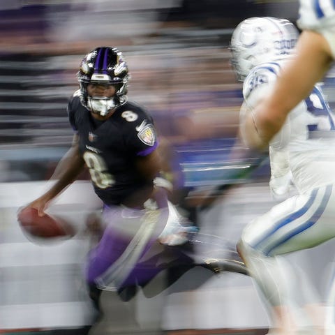 Baltimore Ravens quarterback Lamar Jackson (8) run