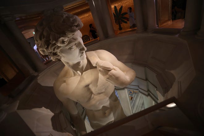 Seni atau sensor?  Expo menunjukkan tepat di atas patung David yang terkenal