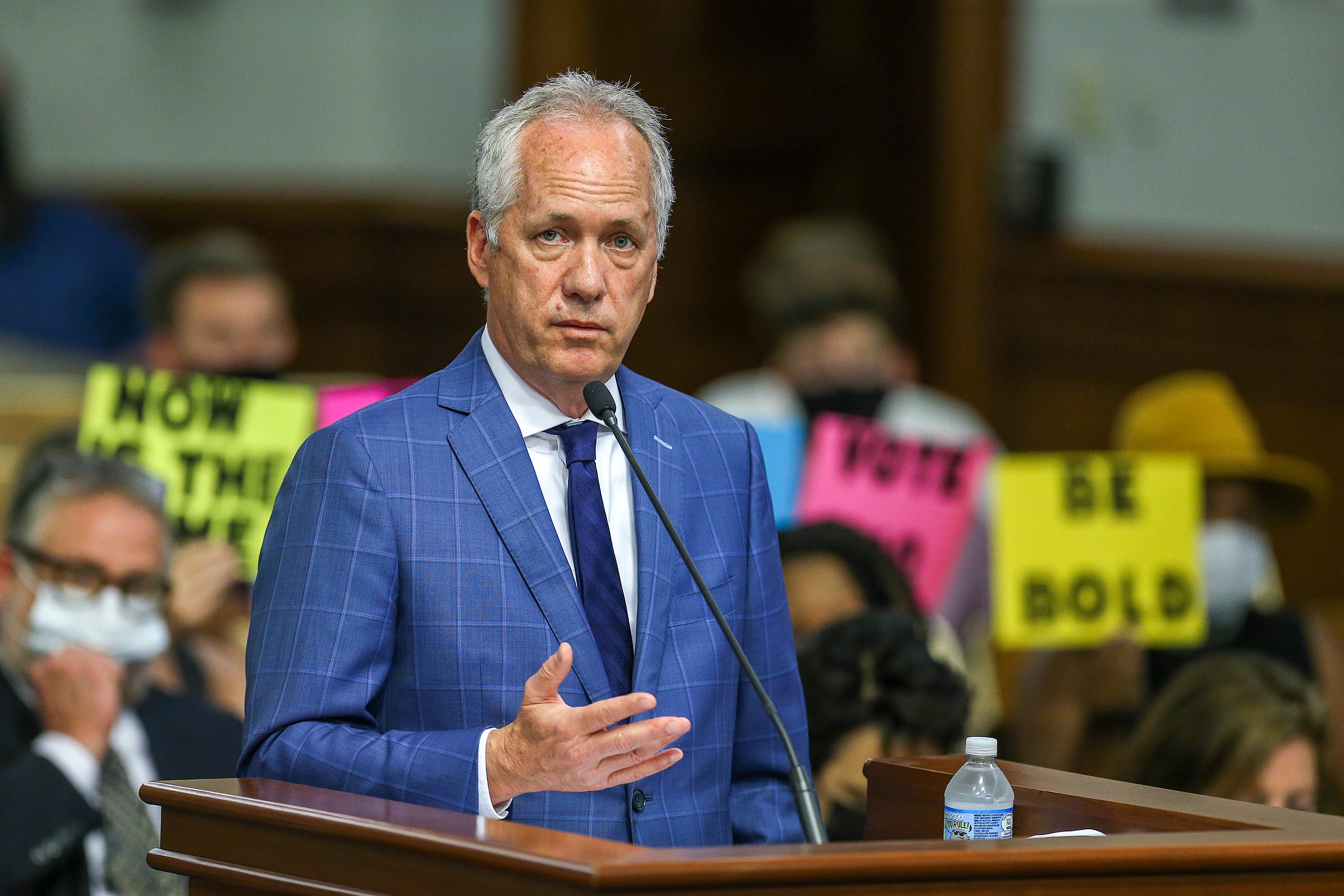 louisville-mayor-pay-bump-needed-to-stop-resignation-tsunami