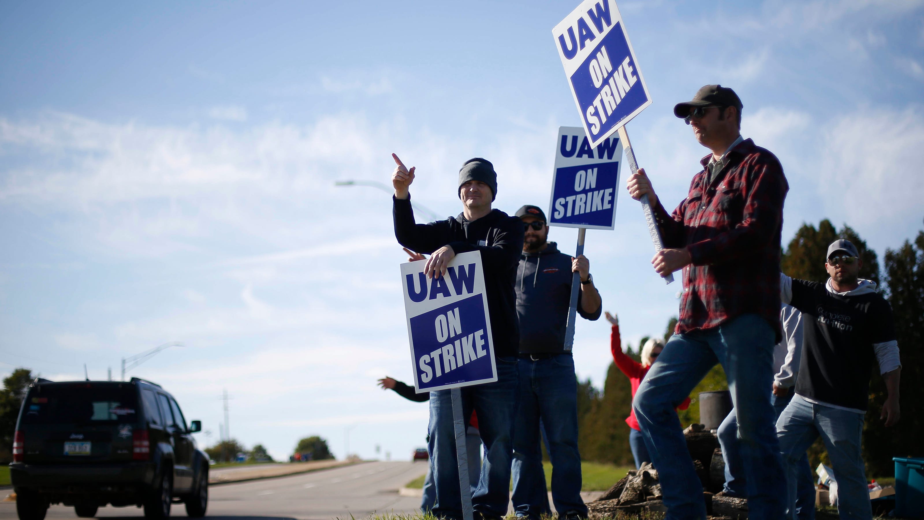 john-deere-boosts-pay-retirement-benefits-in-new-offer-to-striking-uaw