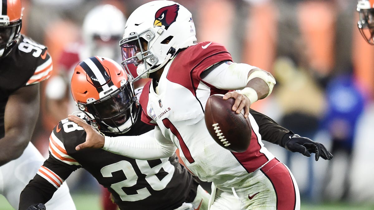 Cardinals QB Kyler Murray (1) burned the Browns for four TDs on Sunday afternoon.