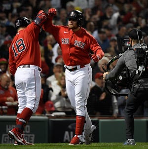 Game 3: Christian Arroyo dari Boston Red Sox (kanan) melakukan selebrasi dengan rekan setimnya Kyle Schwarber setelah mencetak home run dua kali melawan Houston Astros pada inning ketiga.