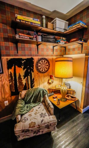 Набор «Очень странные дела» в среду. 20 октября 2021 года в отеле Graduate Bloomington в Блумингтоне, штат Индиана.