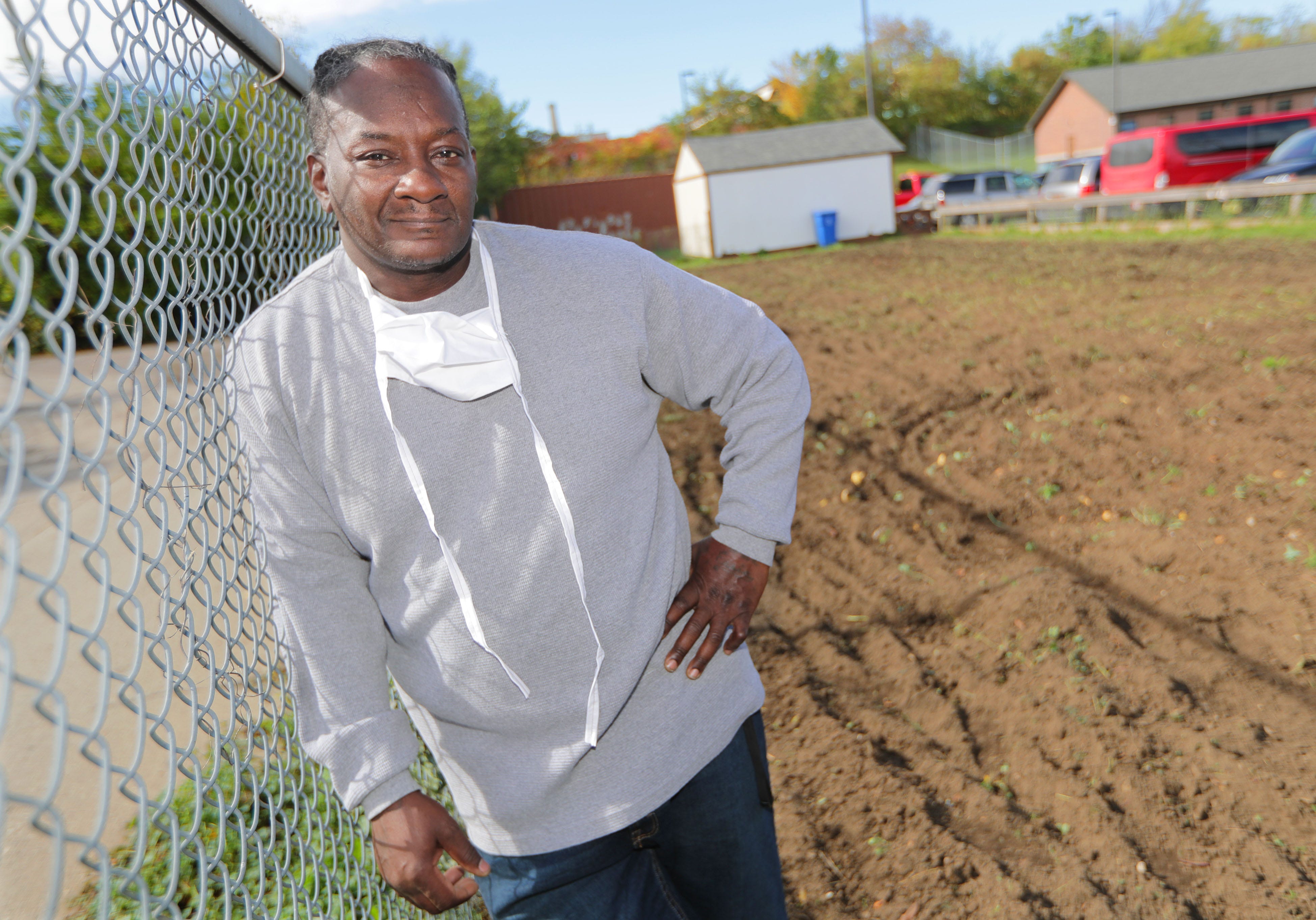 Milwaukee correctional center shares its vegetables with food pantries
