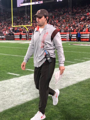 Injured Cleveland Browns quarterback Baker Mayfield walks onto the field at FirstEnergy Stadium on Thursday, Oct. 21 in Cleveland.