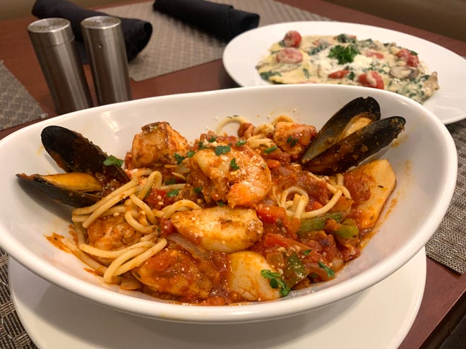 Αυτά τα θαλασσινά Fra Diavolo, ο βυθός και τα ραβιόλια με σπανάκι και μανιτάρια με ψητό κοτόπουλο είναι δύο αγαπημένα στο Augustino's Italian Eatery και στο Prime Steaks στην Augusta, Ga.