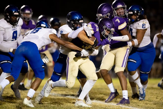 Queen Creek, AZ, Chandler versus Queen Creek sepak bola, Amauri Washington menyelesaikan Queen Creek berlari kembali Payton Barlow (33)