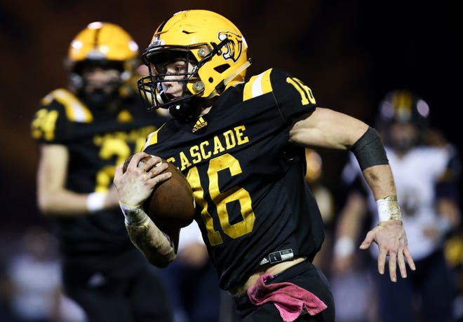 Cascade's Jacob Hage (16) carries the ball during the first quarter of the game at Cascade High School in Turner, Oregon, on Friday, Oct. 22, 2021.