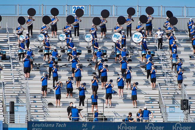 Λόγω του COVID-19, τα μέλη του MTSU Band of Blue παρουσίασαν ένα τραγούδι κατά τη διάρκεια του πρώτου μισού του Homecoming 2020 το Σάββατο 3 Οκτωβρίου στο Floyd Stadium.
