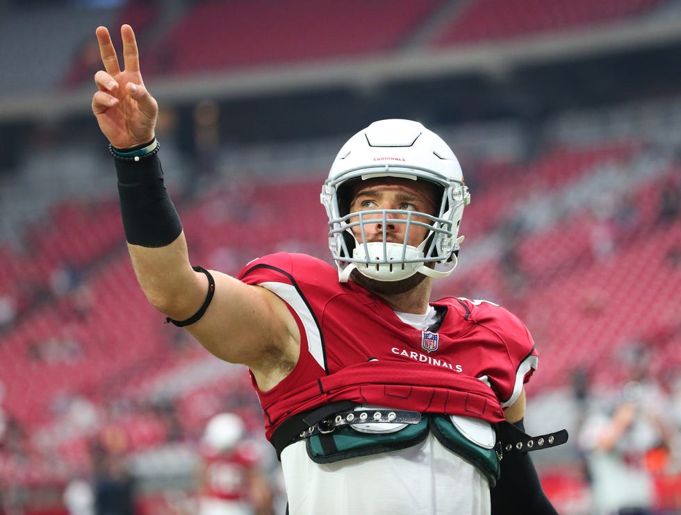 Arizona Cardinals tight end Zach Ertz (86) waves towards the stands before playing against the Houston Texans in Glendale, Ariz. Oct. 24, 2021.