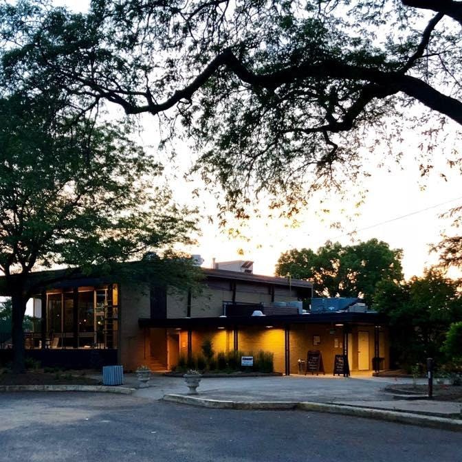 Cyd's in the Park has opened its entire operation at Donovan Park in Peoria. A full restaurant-bar on the top story of the old Donovan Golf Course clubhouses joins Cyd's to-go market that opened on the first floor earlier this year.