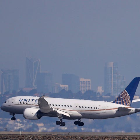 A United Airlines 787 Dreamliner lands at San Fran