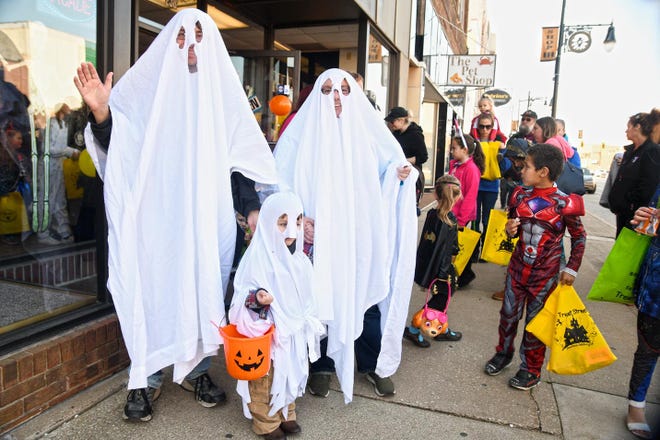 The Downtown Community Partnership of Galesburg is encouraging families to trick-or-treat at participating downtown businesses during   Treat Street from 11 a.m. to 1 p.m. Saturday.