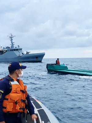 Pacific Colombian Naval Force seized a semi-submersible in the Pacific Ocean, and three members of the "Gulf Clan" were detained.