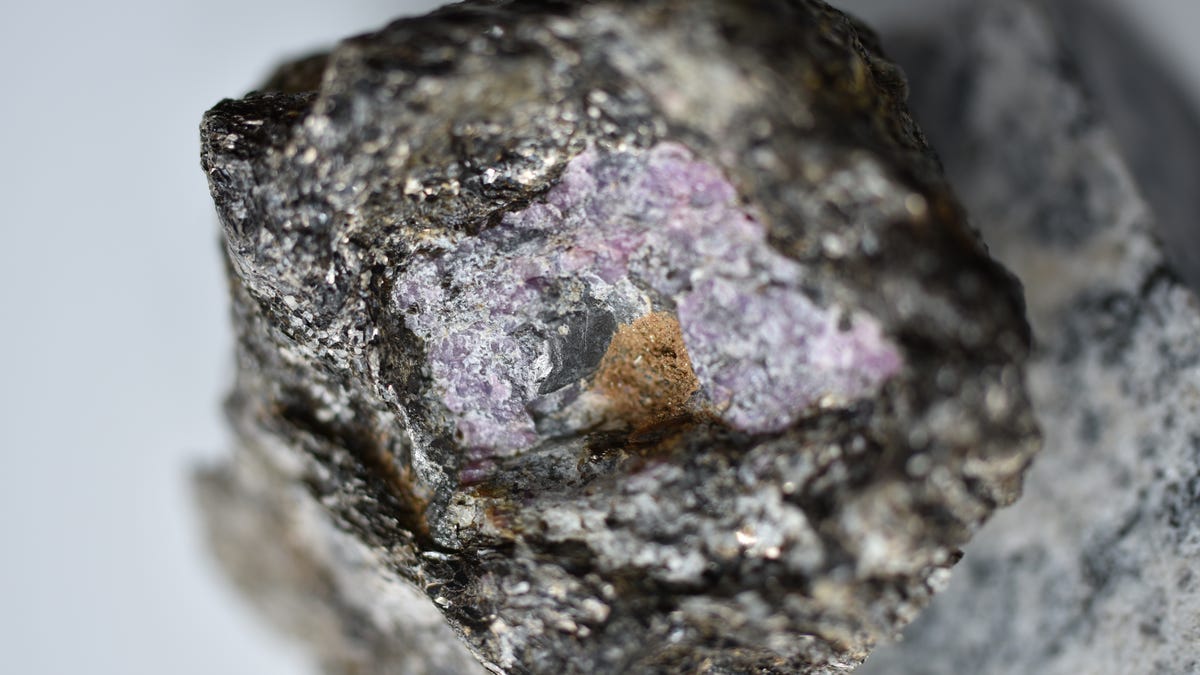 Photo of Un saphir vieux de 2,5 milliards d’années contient des preuves d’une vie ancienne dans le carbone